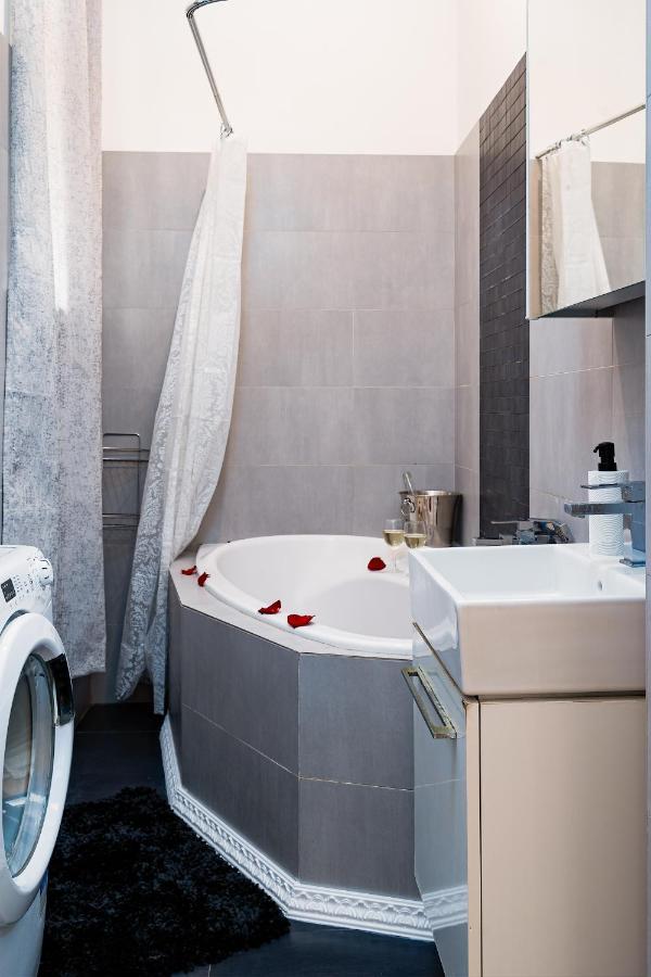 Emperors Elegance Suite Прага Екстериор снимка
